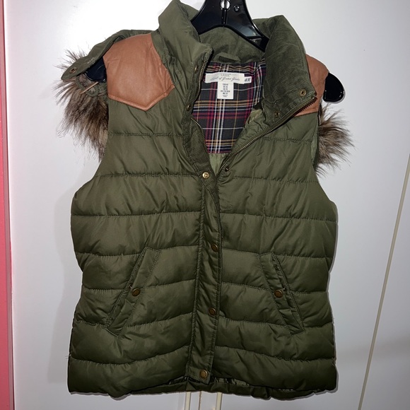 H&M Green Puffer Vest with removable & adjustable hood. - Picture 1 of 11